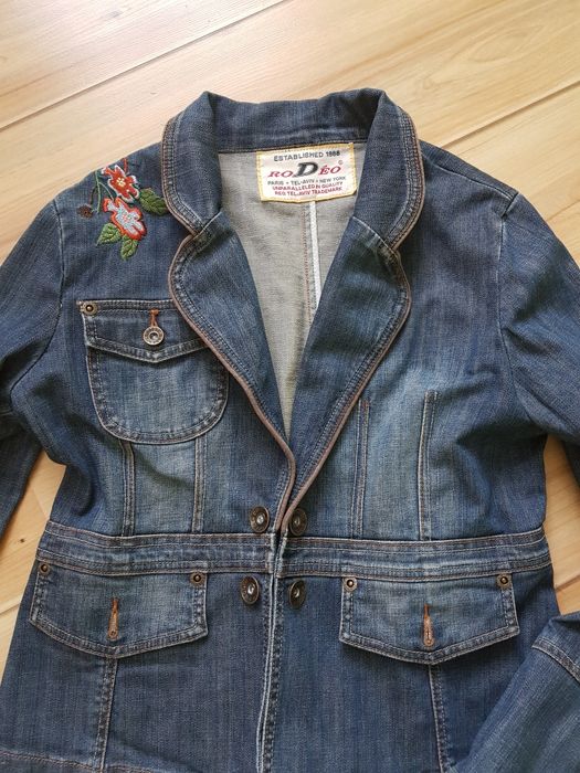 Дънчено яке с бродерии.