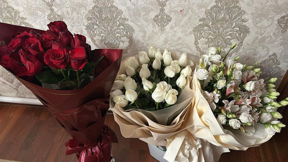 Букет белых и алых роз