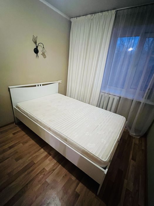 Кровать белая полуторка с матрасом