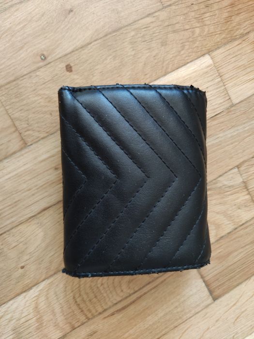 Черно портмоне Guess. Има забележки, снимани са. Затова е на тази цена