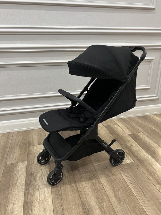 продам фирменную коляску easywalker