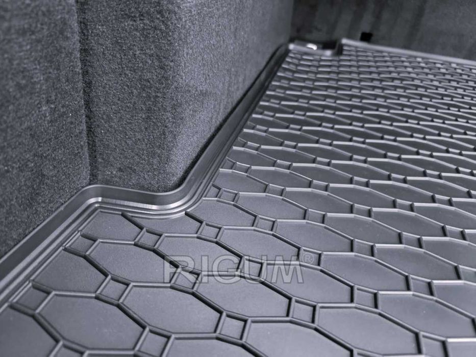 Гумени стелки или багажник BMW X6 G06 от 2018г.