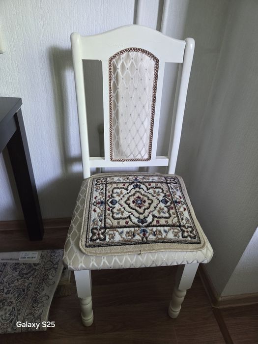 Стулья,4 почти новых стула