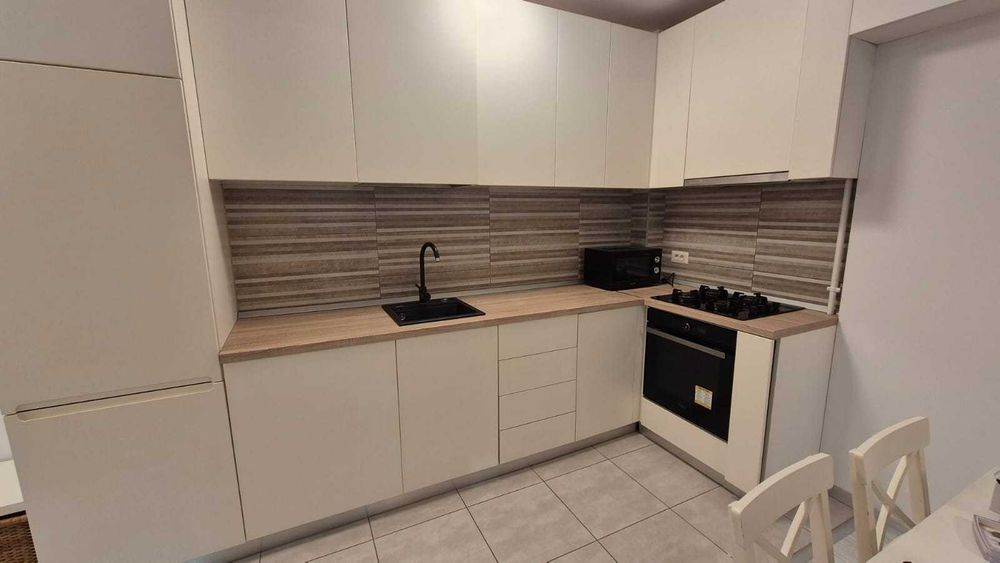 Închiriez apartament cu parcare