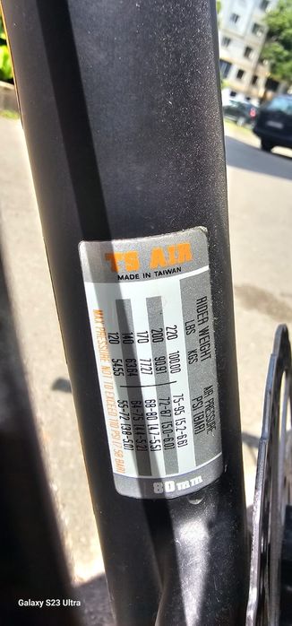 Vand bicicleta in stare aproape noua