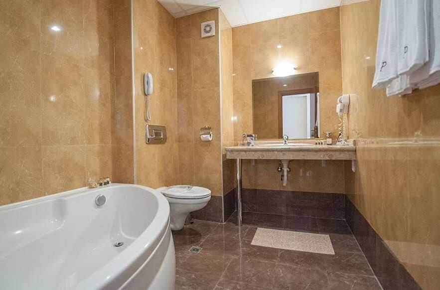 Дава се под наем Двустаен апартамент в к.к. Слънчев бряг - 70 кв.м за 663 € - Снимка #2