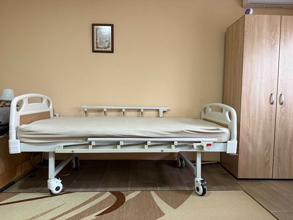 Механично болнично легло с четири секции ЕРГО с дунапренен матрак и антидекубитален дюшек
