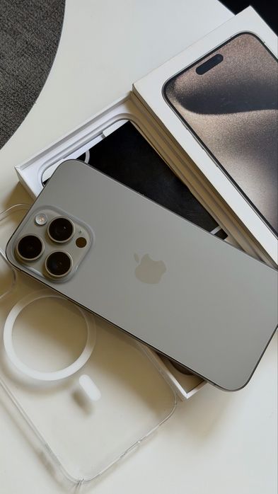 Продам iphone 15 pro max 256 gigov в отличном состояние покупал Macbro
