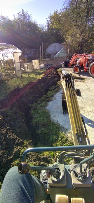 Услуги с малък багер