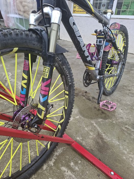 Bicicletă giant full suspension