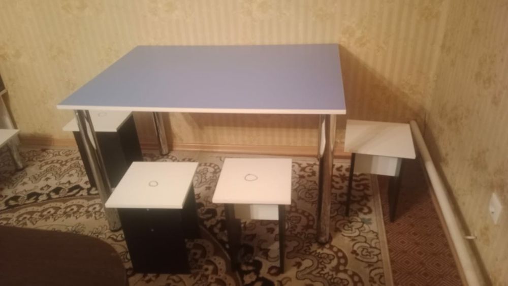 Продам обеденный стол и 4 стулья