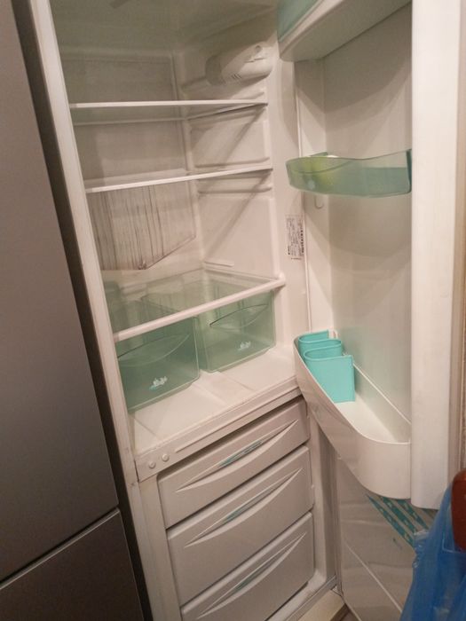 Холодильник с морозильной камерой