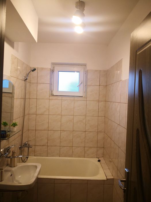 Inchiriez ap 2 camere, decomandat, et 1