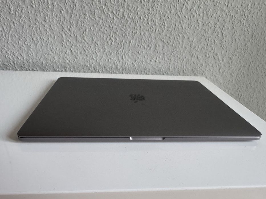 MacBook Pro 15” 2019 – i7 6-core, 16GB RAM, 256GB SSD