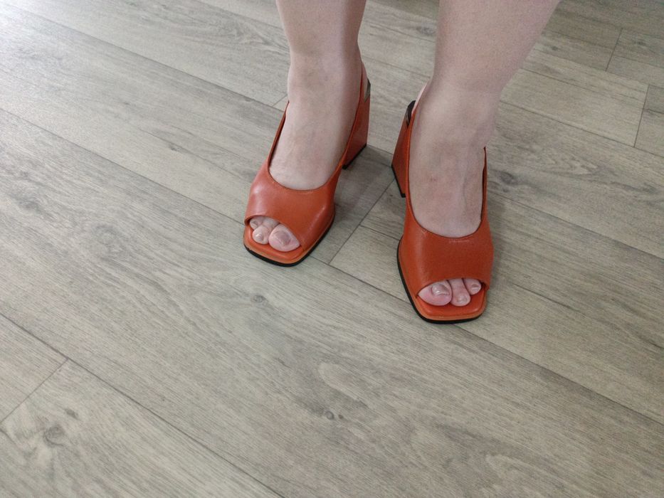 Босоножки кожаные