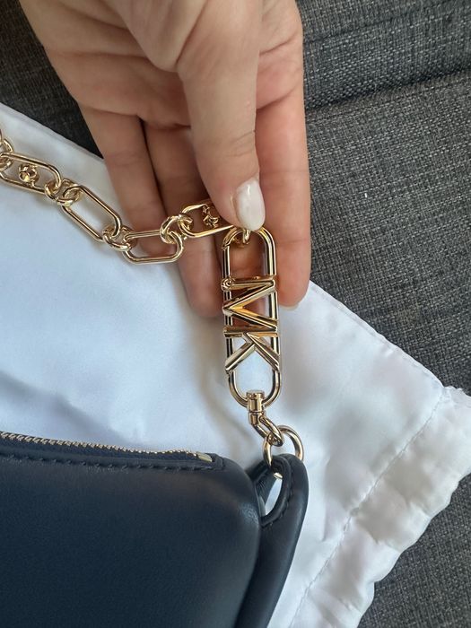 Чанта на Michael kors чисто нова кожена