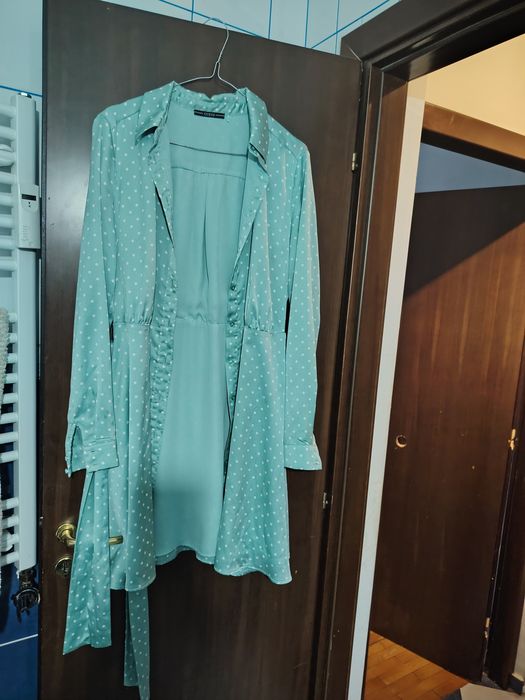 Rochie Tomy 380 Ron ,rochie Guess verde 200 noua,portocalie Zara 130,rochie Zara albastru alb M 130 ,halat 170 noi