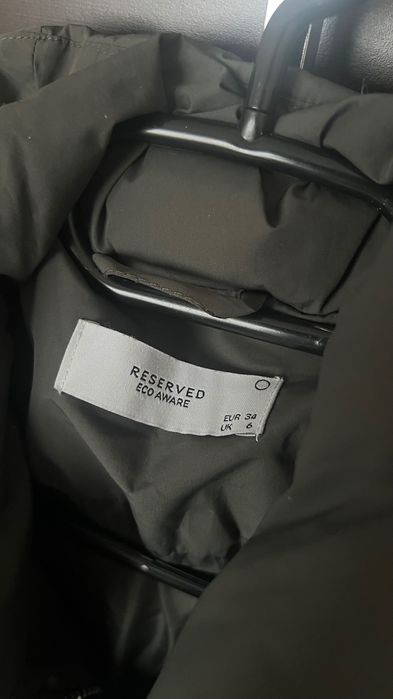 Vând geacă puffer Reserved, culoare verde prăfuit