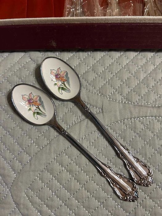 Посребрени лъжички с порцелан