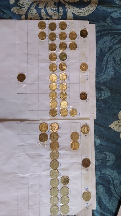 Продам не полную коллекцию монет значков и рублей разных видов и годов