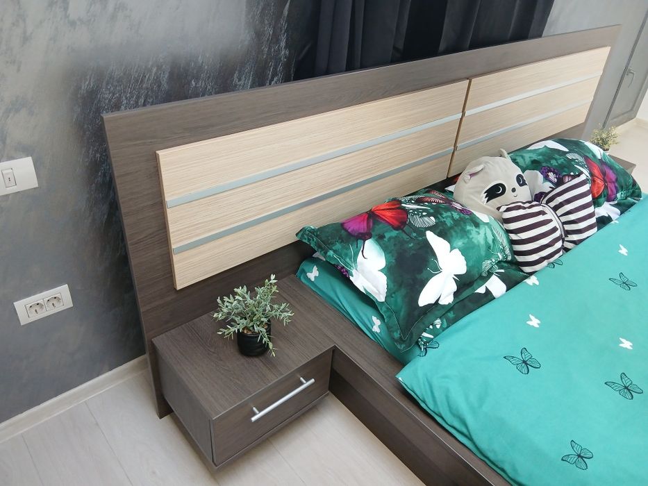 Vand pat matrimonial mare cu noptiere făcut pe comanda