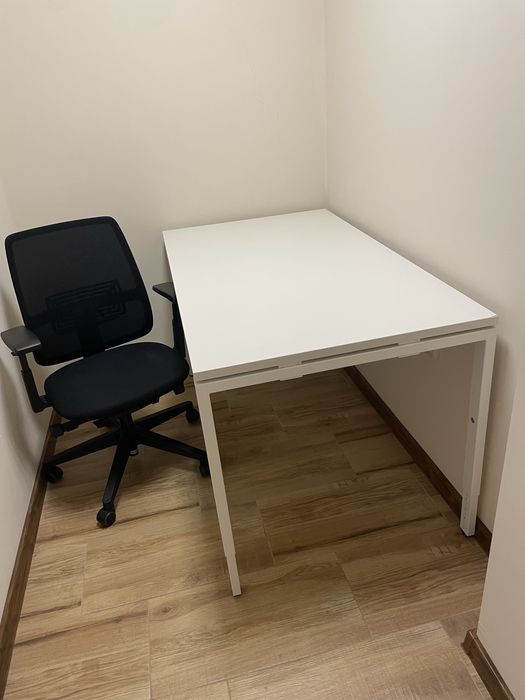 Бюро с регулируема височина