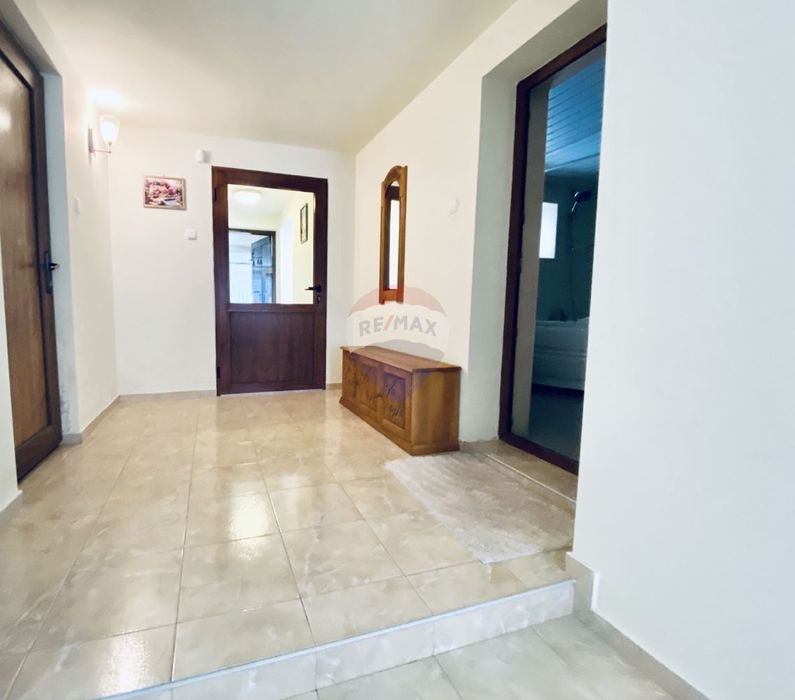 Къща с пет спални, камина, басейн и гараж за продажба, град Балчик, Я