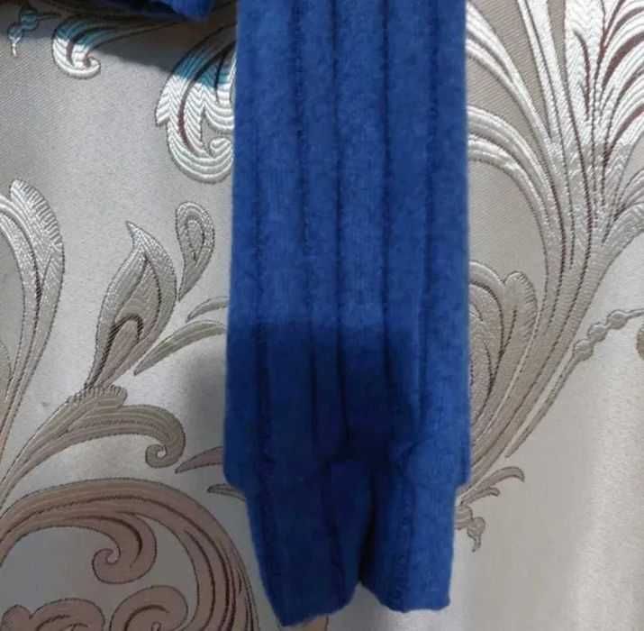 Hanorac sport casual cu glugă.