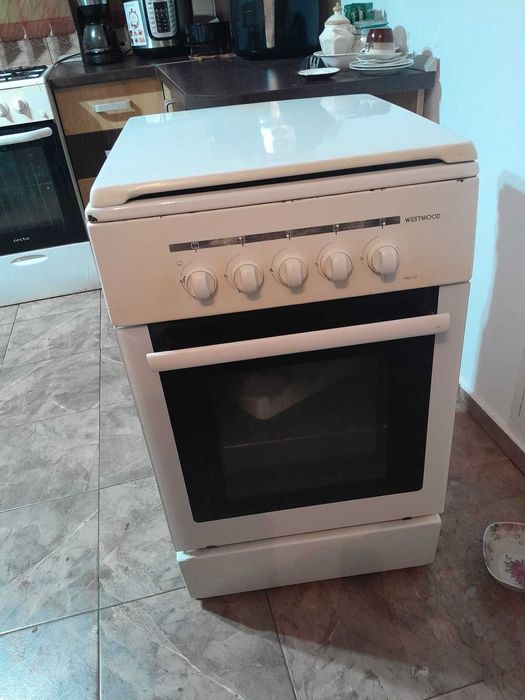 Dau aragaz pe un bax de bere Bergenbier fara alcool