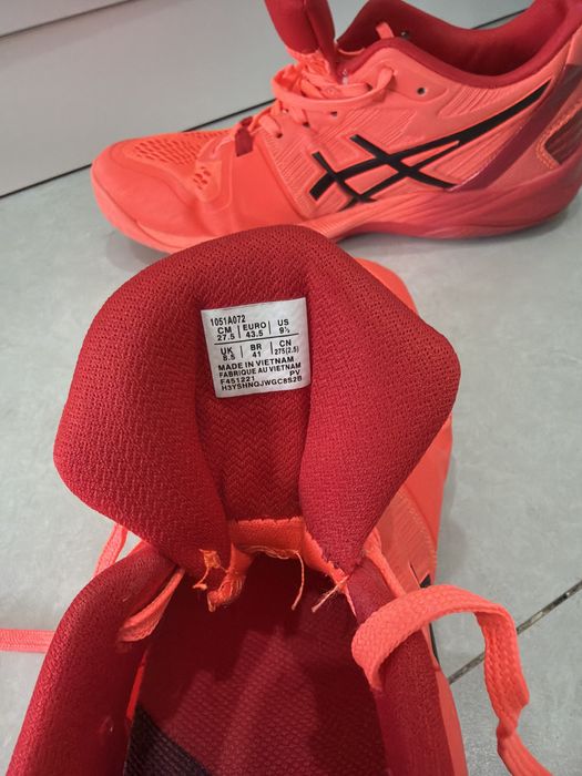 Продам Кроссовки Asics б/у