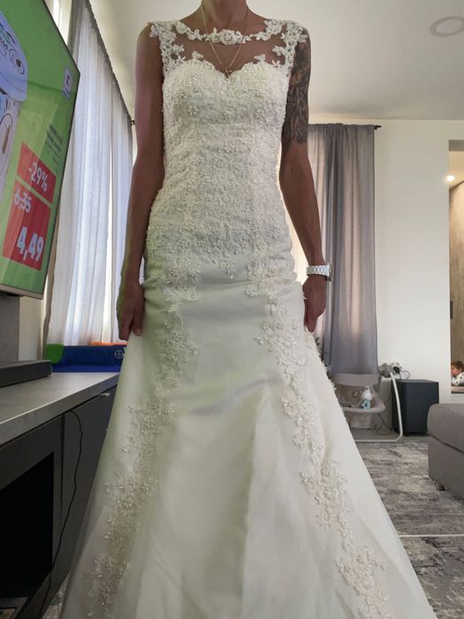 сватбена рокля в цвят шампанско