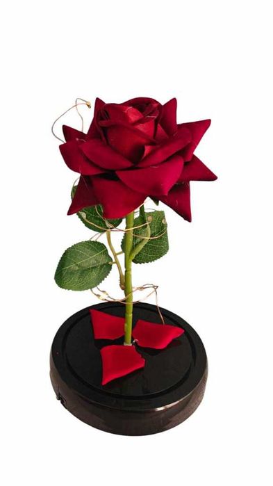 Красива осветена роза в стъкленица с красива подаръчна кутия