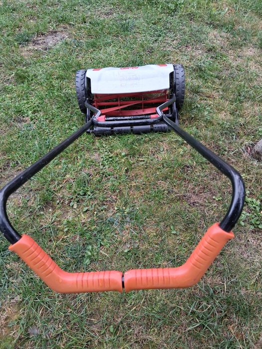 Vând 2 mașini de tuns iarba una pe benzină Viking și una manuală Alko.