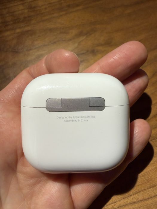 AirPods 4 с шумоподавлением