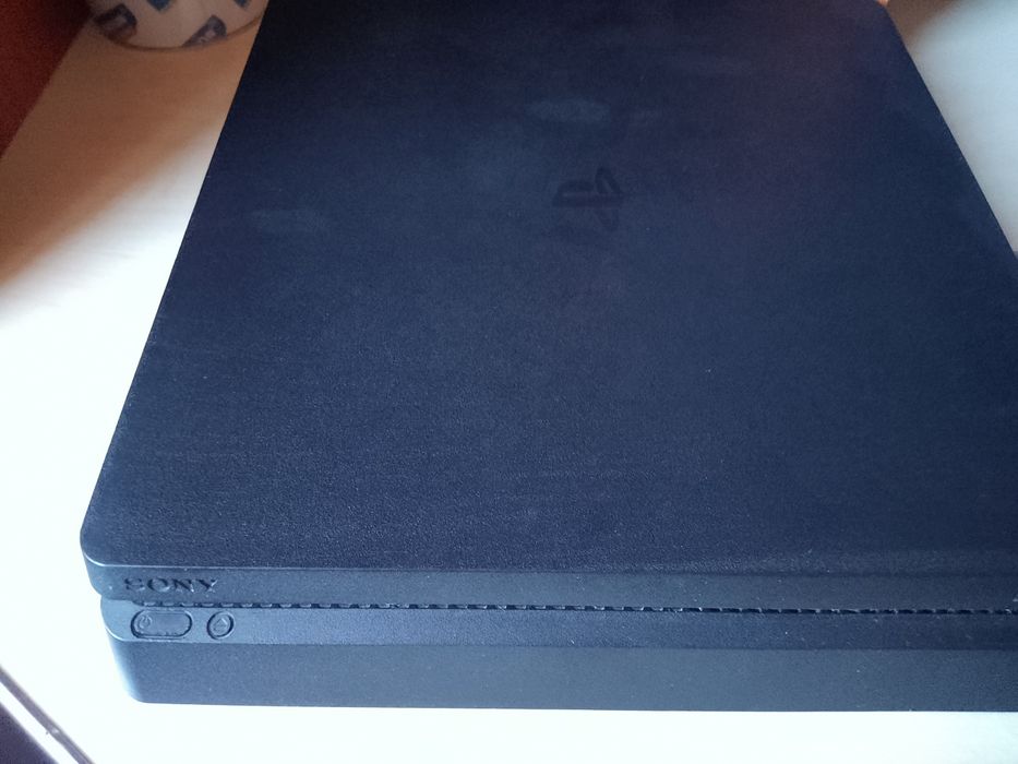 Vând PlayStation 4 de 1TB cu 12 jocuri și cu 1controller
