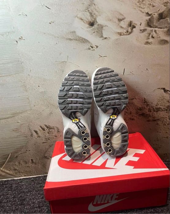 Adidasi nike albi noi