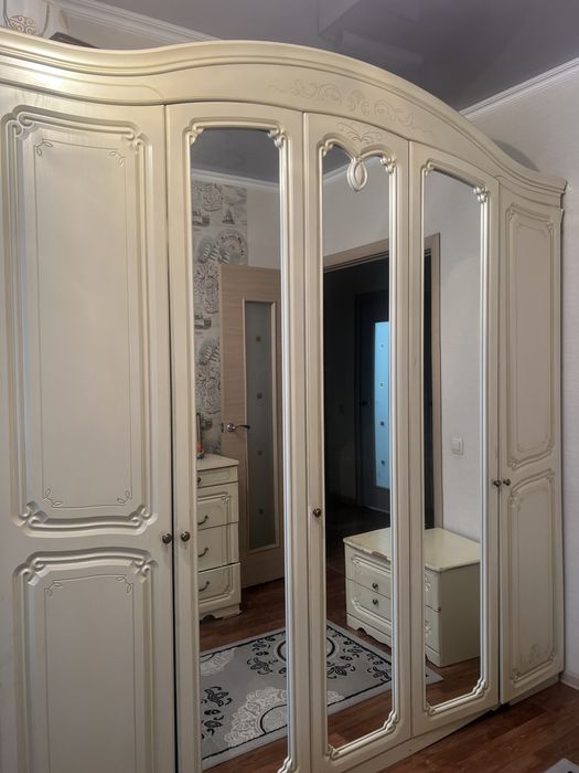 Шкаф пятидверный с зеркалом. Очень вместительный шкаф