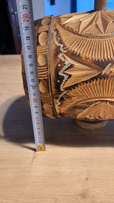 Butoiaș de lemn sculptat manual