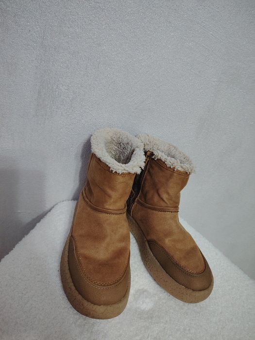 Ghete fetite din  piele întoarsă. Zara nr 31.
