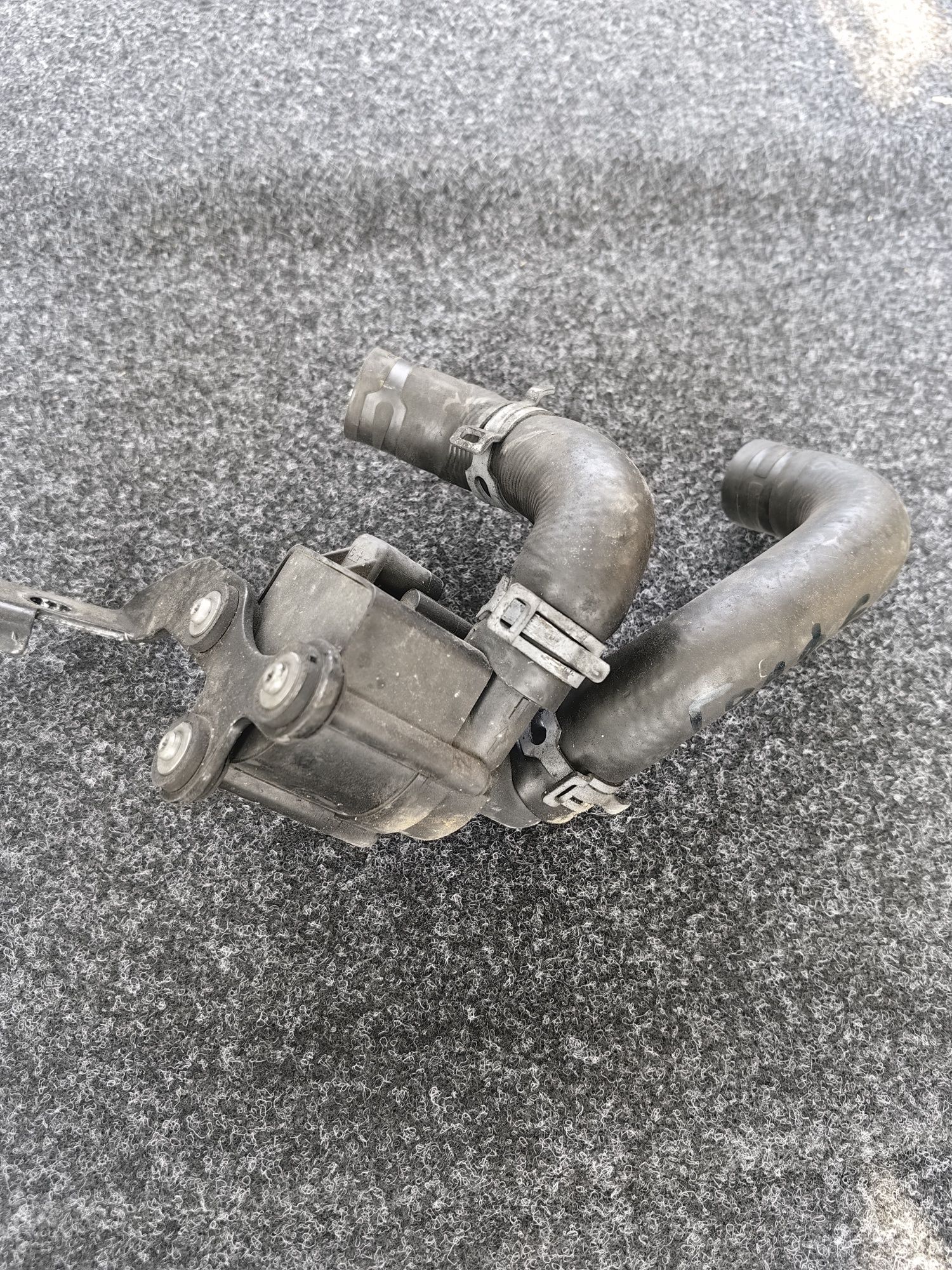 Помпа антифриз, подкачваща, Vw Golf 6 гр. Троян • OLX.bg