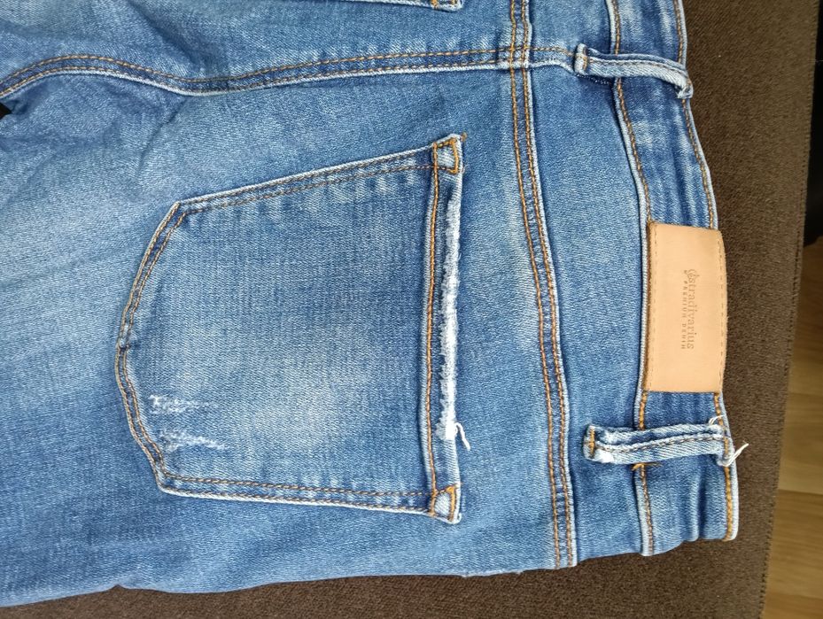 Vând blugi stradivarius