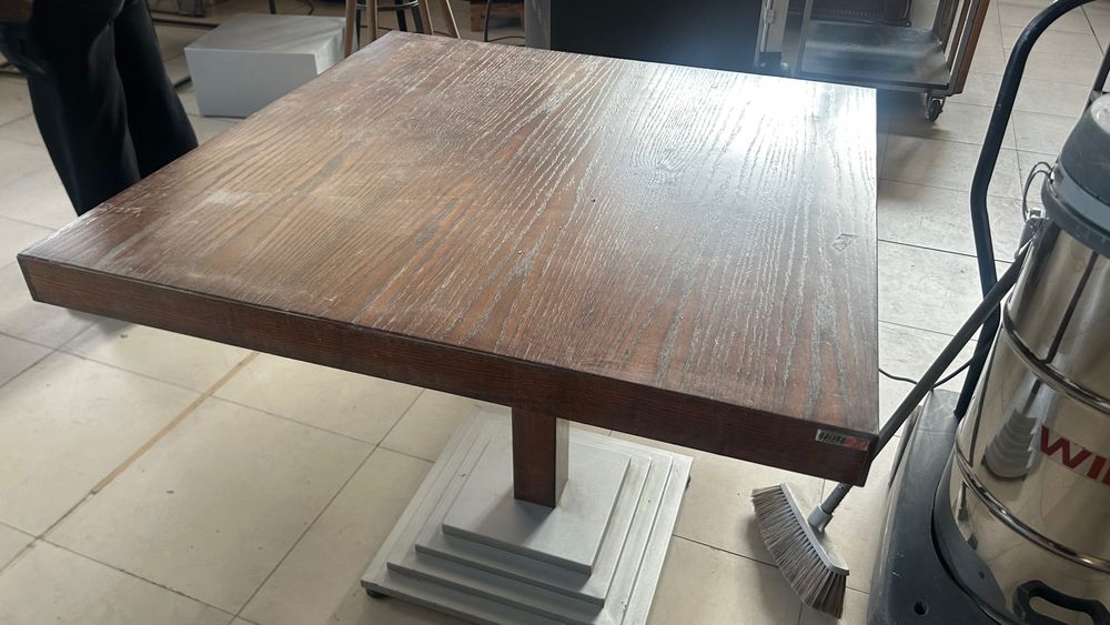 Дървена маса с метална основа