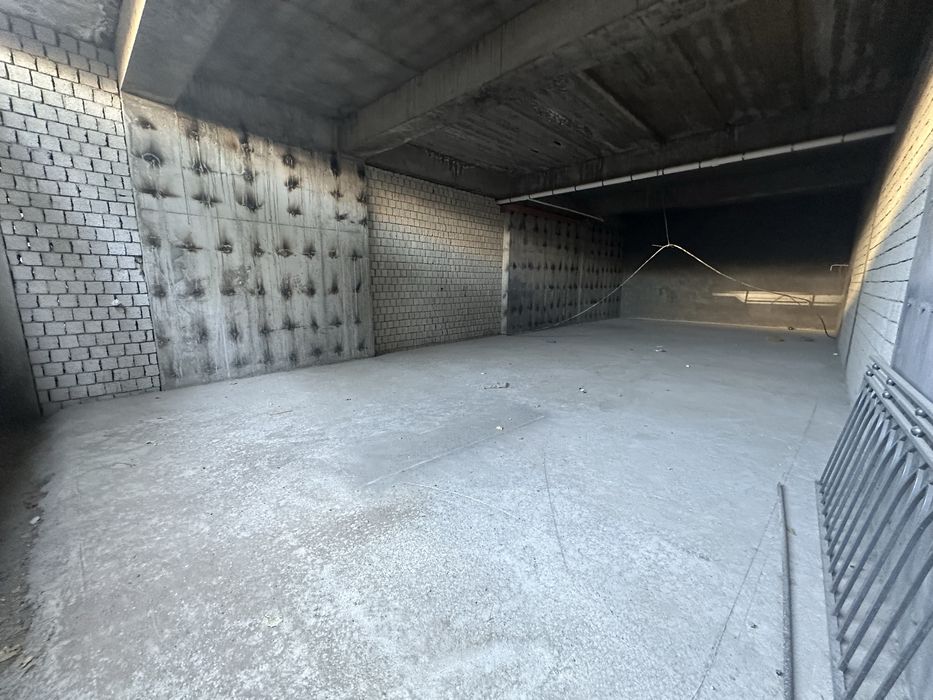 Юнусабадский район срочно продается цокольный этаж вдоль дороги 101 кв