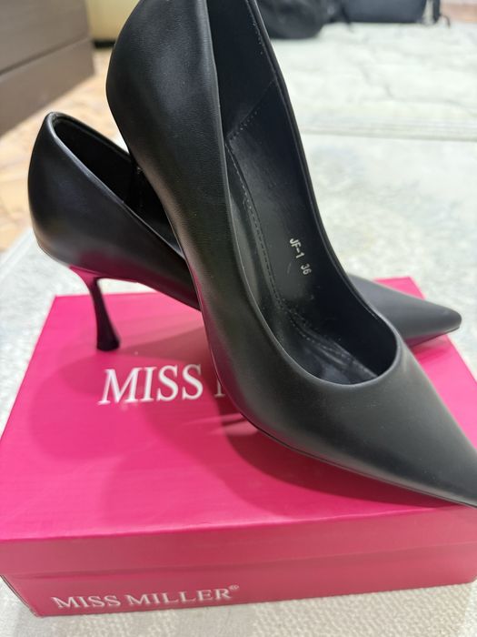 Продаю туфли черные и белые