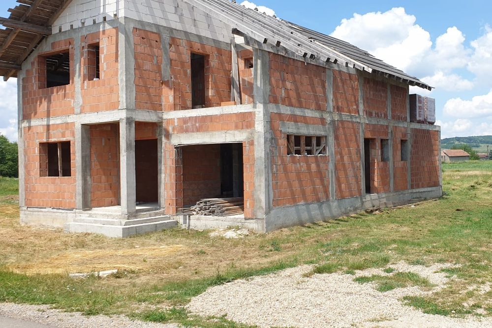 Casa  la rosu Ineu de Cris Bihor