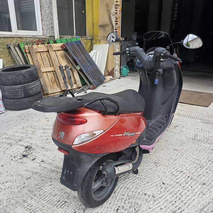 Продавам скутер Пежо Елисео 50