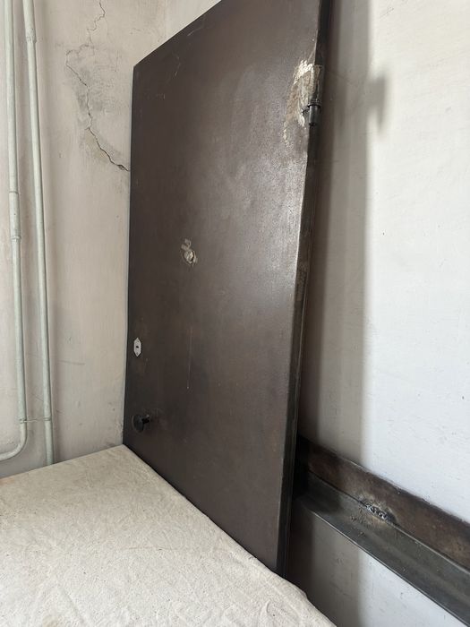 Продам железную дверь