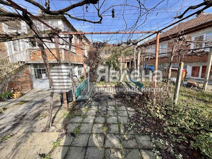 Самостоятелна къща с двор в с.Горица