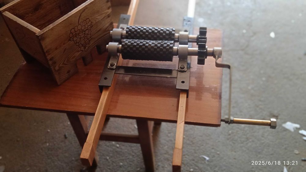 Recondiționez diferite obiecte;(mobila,rame tablouri,statuete lemn)