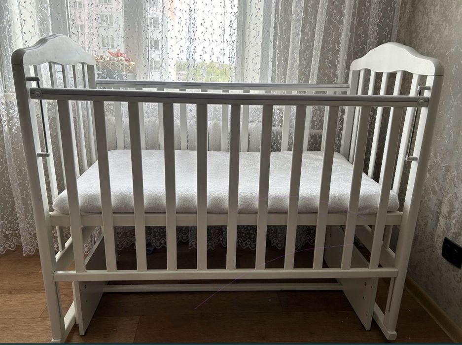 Белая кроватка маятник